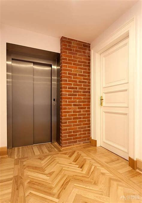 門對電梯